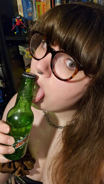 Hotgirldrinksdew