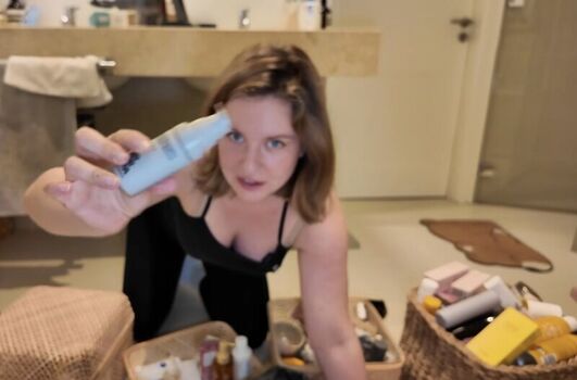 Full leaked Laufey lin/ private onlyfans photo